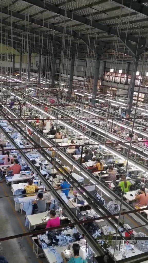 Usine de confection du Myanmar. Plus de 2000 ouvriers dans chaque usine. Bienvenue pour