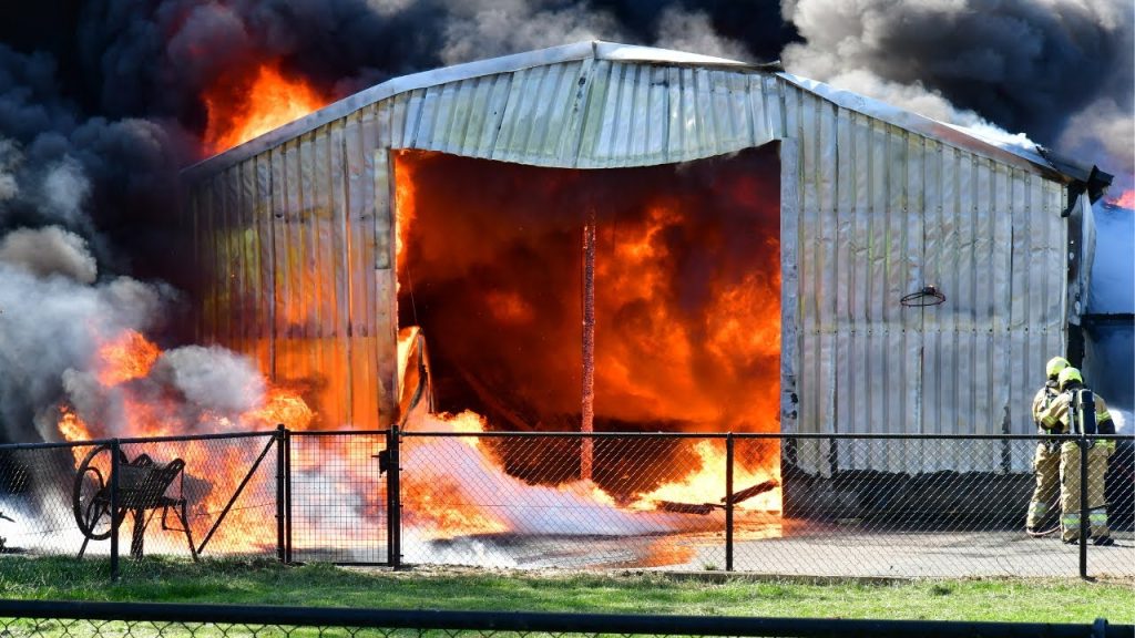 Drone video! Grote uitslaande brand in schuur van agrarisch bedrijf Mikkeldonkweg Oss